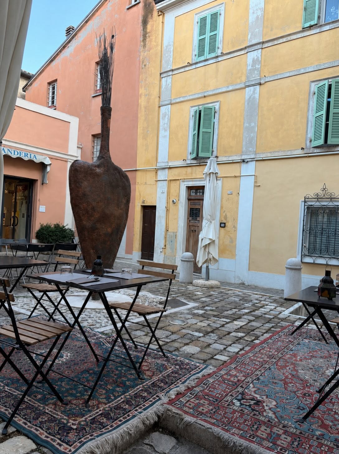 Tavoli all'aperto nella piazzetta del centro storico di Fano