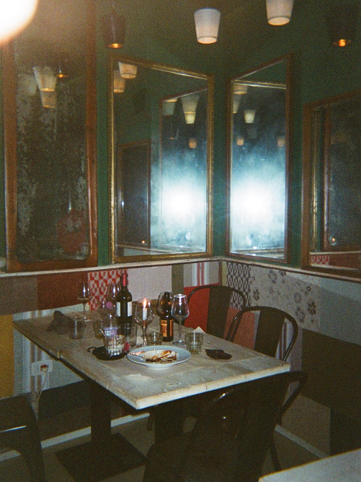 Sala interna dell'osteria, specchi antichi e luce di candela